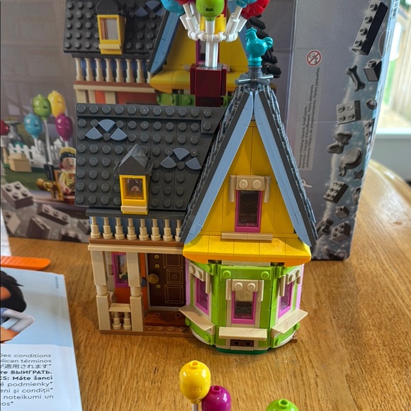 Genuine LEGO Disney UP House with Balloons Dug (Open Box) - Picture 6 of 13